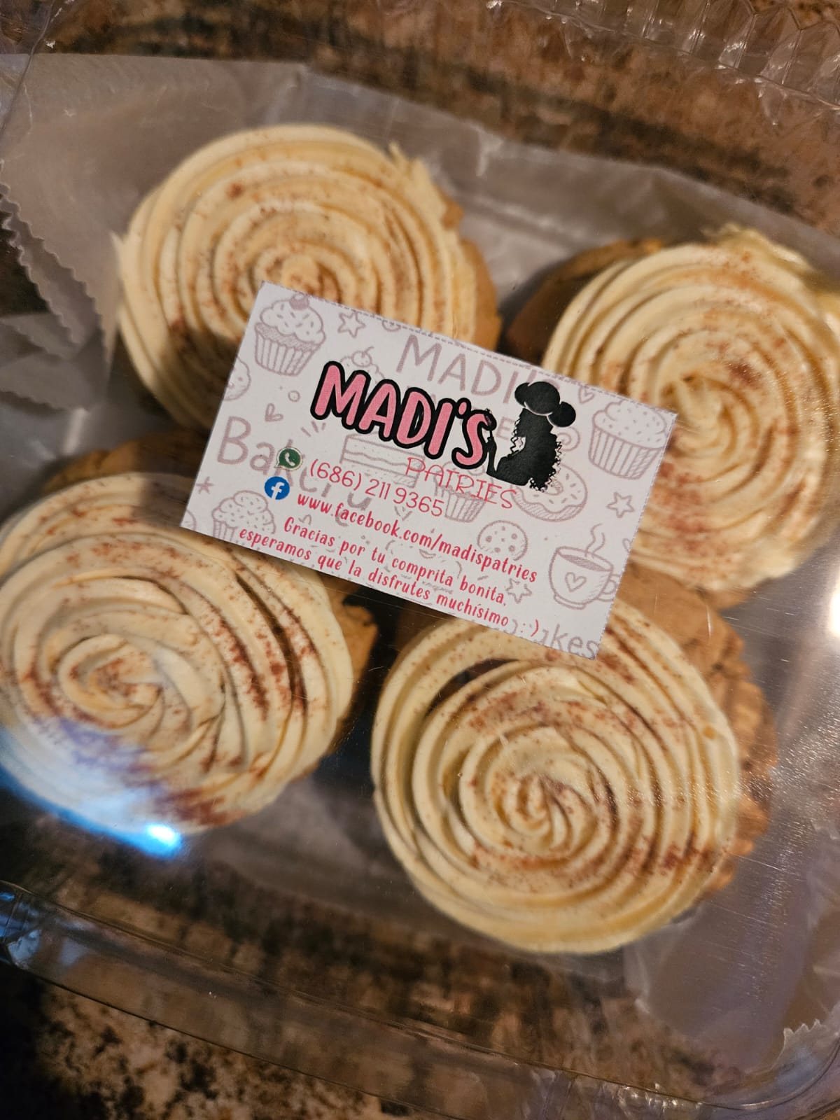 Pedido de tipo de galletas al gusto de cliente (Galletas de vainilla con un toque de canela y su respectivo queso crema, quedó encantado.